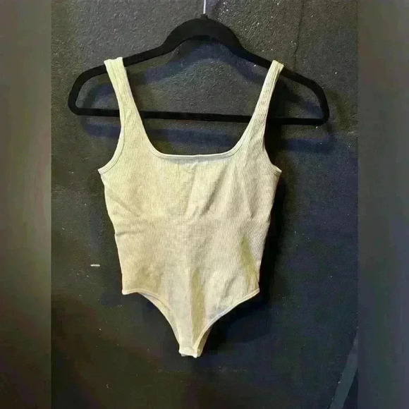 Women’s OQQ Shapewear Cream Tank Top Bodysuit Size Large - Picture 1 of 4